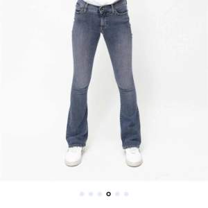 Ett par blå jeans från designers remix i storlek 14 år.