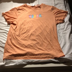 Barn tröja/ pyjamas  - Care bear på fram och back sida. Ser ut som en barn tröja men kan passa på tonåring, vuxen. 