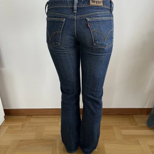 Lågmidjade levis jeans - Så snygga lågmidjade levis jeans med perfekt bootcut! Hon på bilden är ca 164cm lång. Kan posta dem senast torsdag 24/11 så de går att köpa innan dess! Tryck inte köp nu!! Midja: 72cm, innerbenslängd: ca 76cm, pris kan diskuteras vid snabb affär