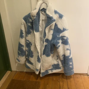 Jacka - Jaded London jacka som är sjukt mysig bara inte min stil längre. Storlek M inga skador eller liknande ser helt ny ut pris går att diskutera köpare står för frakt😊