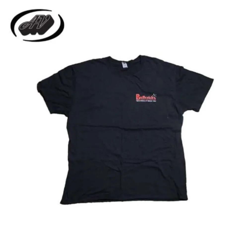 Tjo! Här har vi en ascool Buttericks t-shirt med ballt tryck🤍🖤. T-shirts.