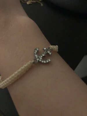 Ett fint armband - Ett fint armband med ett silvrigt ankare