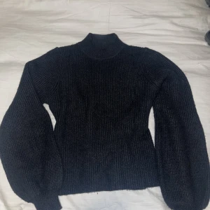 Stickad tröja - Svart stickad tröja, halvt polotröj, använd 1 gång. 