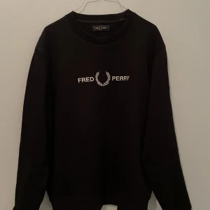Fred Perry sweatshirt - Knappt använd, nypris 1400. Storlek L men funkar som M. Skriv för fler bilder