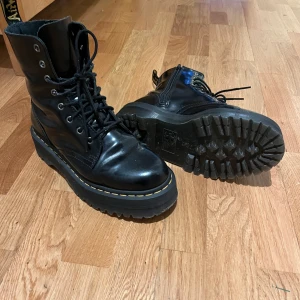 Dr. Martens Jadon  - I mycket bra skick, bara använda ett par ggr. 
