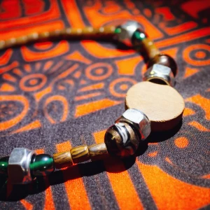 Unik choker i trä och metall - Handgjord (av mig) unik choker bestående av muttrar samt pärlor av trä och glas. Halsbandet är elastiskt och kan dras över alla huvudstorlekar. 🪵🔩 