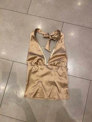 Halterneck topp - Supersnygg halterneck top från HM som inte passade mig. Storlek 38 men skulle säga att den passar som en small.