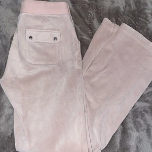 Juicy couture  - Ett litet brännmärke finns på sidan av knät som man kan se på bilden 