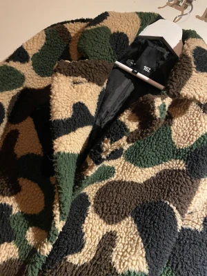 Camo Teddyjacka - Teddyjacka i strl M säljes. I fint skick. Från Lager157. 150:-