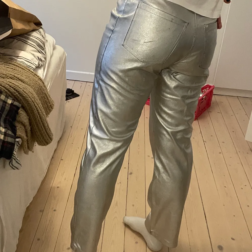 Jättesnygga silverbyxor från zara 🪩🪩 Lite slitningar på rumpan men syns inte så tydligt när dom är på, perfekt för tema fest eller party!! Storlek 36, Ibland hoppar dragkedjan ut men är bara att stoppa tillbaka igen 🤗🤗. Jeans & Byxor.