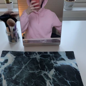 Rosa hoodie - En jättemysig rosa hoodie från H&Ms herravdelning, men passar även kvinnor. Väldigt fin passform. Tröjan är endast använd några gånger, och i mycket fint skick. Färgen gör sig inte rättvis på andra bilden, så för att se den korrekta färgen, se första bild