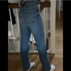 Bershka Jeans - Jättefina blå jeans från bershka, använda fåtal gånger därför i jättebra skick. Jag säljer dom nu för att dom är för korta och för små på mig ( jag är 172 cm) Jag köpte dem på ASOS för 359 kr💕 (köparen står för frakten)