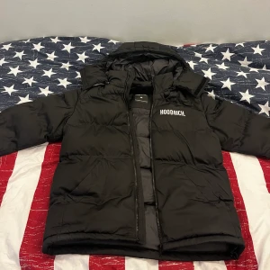 Hoodrich jacka  - Har haft den i cirka en månad, har inte använt den så mycket eftersom den inte passade mig. Har också kvitto. Den är köpt från hoodrich egna hemsida.