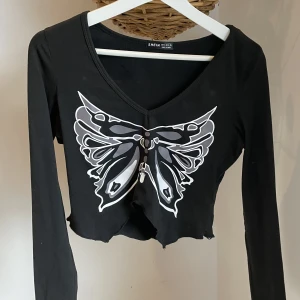 Svart långärmad  - Svart långärmad tröja med mönster. Väldig skön och stretchig material!!