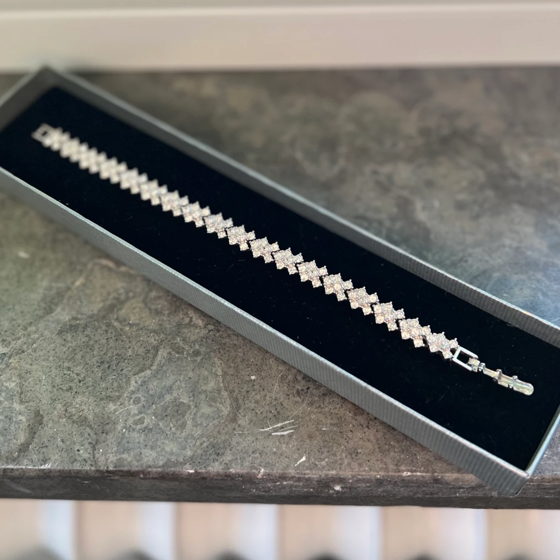 Silverfärgat armband - 90