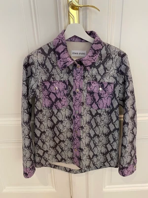 STAND STUDIO Overshirt / tunn jacka - STAND STUDIO Mazal snake-effect leather shirt.   100% lamb leather. Designed for a loose fit.   Kan användas som skjorta/ overshirt eller tunn jacka.   Nypris 5.500 sek.   Kan postas :) 