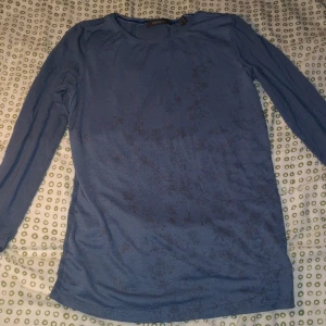 Blå medel lång ärmad tröja med tryck - Blå medellång ärmad tröja med tryck samt med viscose rygg och ärmar