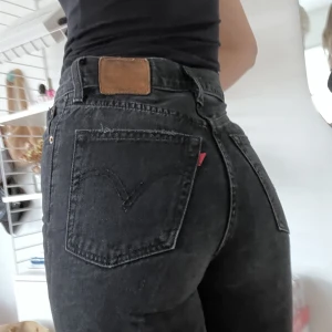 Levi’s Ribcage Wide Leg 🖤 - Säljer nu dessa superfina jeansen från Levi’s 🖤 Modellen heter Ribcage Wide leg. I storlek 25/30 🌟