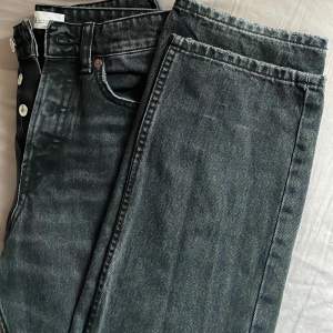 Fina zara jeans som är i bra skick, har använt dom få tal gånger, säljer pga att jag har liknande. 