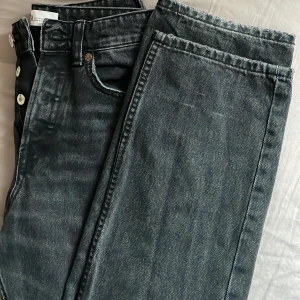 Zara mid rise  jeans  - Fina zara jeans som är i bra skick, har använt dom få tal gånger, säljer pga att jag har liknande. 