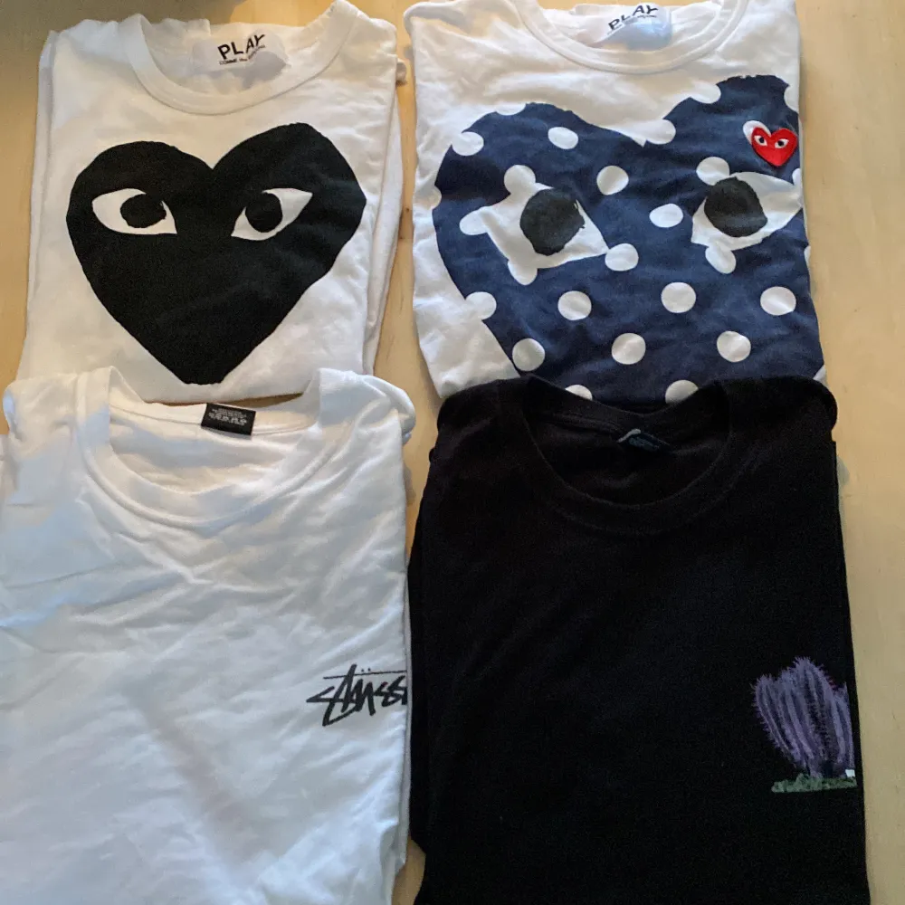 Stussy och svart-vita CDG i L. Blåa CDG i XL. Alla tröjor är top skick, använts ett antal gånger. Kan köpas tillsammans eller var för sig. Dm för flera bilder och individuella priser.. T-shirts.