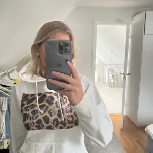 Säljer denna snygga hoodie med tryck. Inte kommit till användning. Den är från the cool elephant och är i nyskick. Meddela om ni vill köpa. Köparen står för frakt.💓💓