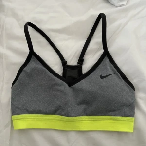 Nike PRO Indy sport - BH - Nike PRO Indy sport - BH som tyvärr är för liten och har därför inte kommit till användning. Knappt använd - i nysckick (Nypris 299 kr)  