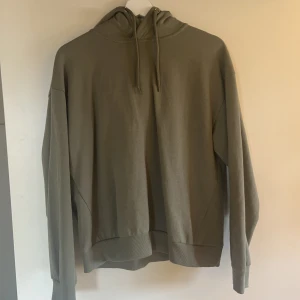 Grön hoodie lager157 xs - Grön hoodie från lager157 i storlek xs. Använd Max 3 gånger, så den är i nyskick! 