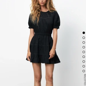 Svart klänning zara - Säljer nu min fina svarta klänning från zara då jag känner att den inte kommer till användning. Använd max 1-2 gånger och är i ny skick. Passar perfekt till jul. ❤️Om frågor eller mer bilder är det bara att skriva privat😙😙 OBS, frakt inräknat i priset🤗