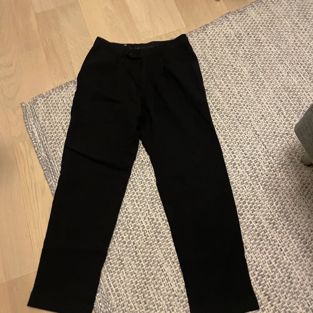 Svarta kostymbyxor, använt 3 gånger🙂. Jeans & Byxor.