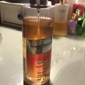 Parfymer  - Säljer dessa 2 fulla parfymerna för 40kr plus frakt(köpare står för frakt, båda parfymerna är helt fulla