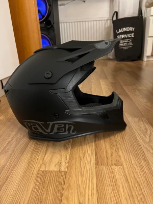 Hjälm  - Säljer nu min crosshjälm pga att jag inte tog moped körkortet och aldrig har nån användning för den. Den är aldrig använd bara testad. Stolek M 