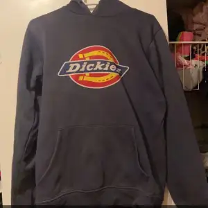 En mörkblå dickies hoodie i strl S, 250kr 