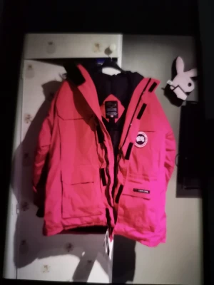 Canada goose jacka  - Ny oanvänd canada goose jacka. Var för stor därav säljes den.. Bvsa