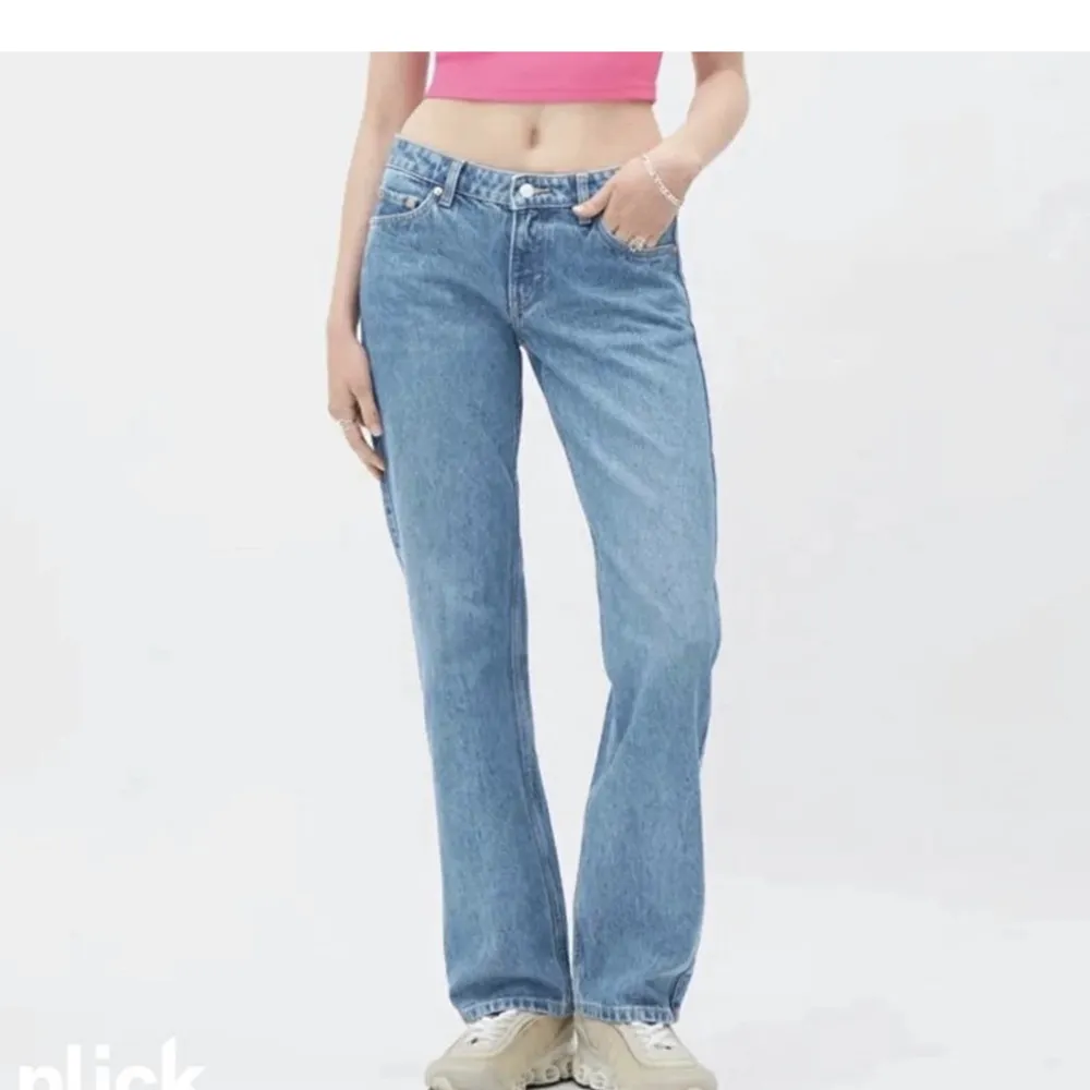 Säljer nu dessa supersnygga lågmidjade jeansen. De är i modellen Arrow, straight. De har en liten missfärgning och slitning där bak ❗️köparen står för frakt❗️jag skulle säga att de passar mellan 168-178cm i längd, beroende på hur man vill att de ska sitta❕. Jeans & Byxor.