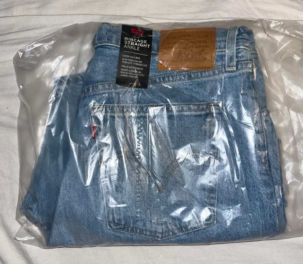 Levis jeans i modellen ”Ribcage Straight Ankle Samba T” Färg: Light indigo Storlek: 31/29 Oanvända. Jeans & Byxor.