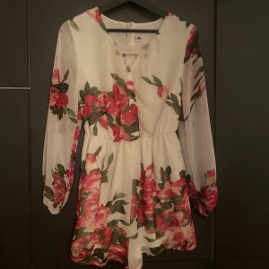 Sommar jumpsuit  - Så gullig jumpsuit från Dennis Maglic. Perfekt för en skolavslutning eller bara till sommaren. Använd endast vid ett tillfälle och därav jättefint skick! Skriv privat om du har några frågor💕😊