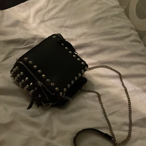 Zara väska med nitar.  - Funderar på att sälja då den inte kommer till andväning.. Fint sick! Skriv vid intresse kan gå ned i pris vid snabb affär 