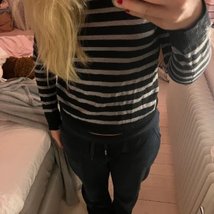 Zadig & Voltaire tröja  - Säljer denna supercoola och fina tröjan från Zadig!! Använd cirka 2 gånger så den är i nyskick! Ränderna är glittriga, köpte för 1100❤️möts upp eller så står köparen för frakt