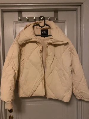 Zara puffer jacket - Jacka från zara, knappt använd. Storlek S