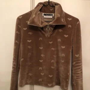 Rotate x Hypebae - Säljer denna supercoola tröja från danska märker ROTATE Birger christensen. Denna är från deras collab med Hypebae och heter Sunday Mona Top. Storlek M men passar även S. Fortfarande i bra skick;) 