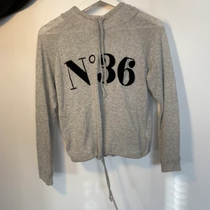 H&M huvtröja - En grå tunn huvtröja från h&m, luftigt material och tryck på framsida