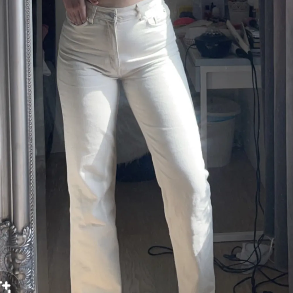 beige jeans från hm storlek 38, nästan aldrig använda. bra skick . Jeans & Byxor.
