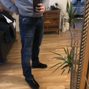 Replay jeans - Replay, raka jeans mörkblå. Säljs då de inte andvänds längre. Nypris 1500 kr Pris 250 + frakt Betalning sker via swish, skriv om ni har frågor!