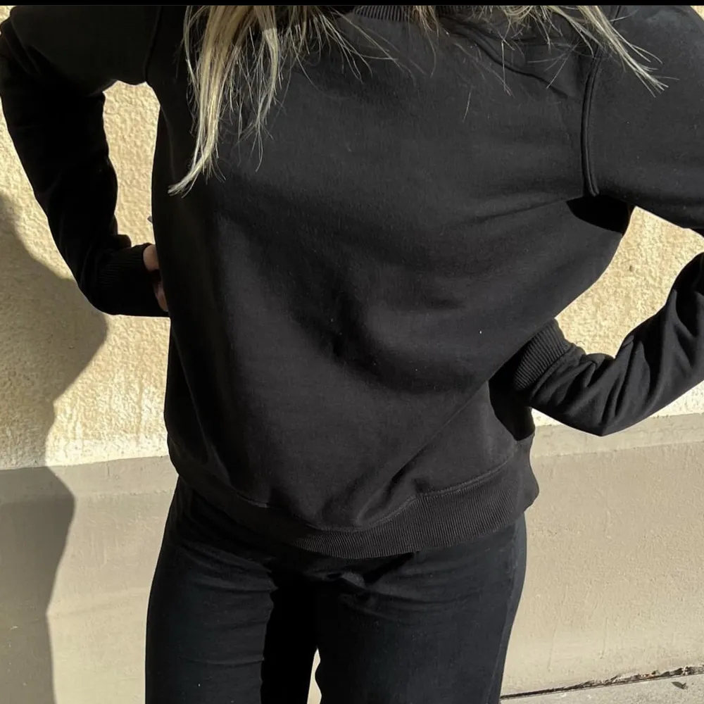 Säljer denna svart sweatshirt från ONLY🤎 Den är i befintligt skick!! Hör av dig i dm om du är intresserad 🫶🏻 Skriv privat för fler bilder!!. Tröjor & Koftor.