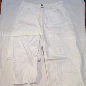 Vita byxor från Zara med vida ben. Säljer då de inte kommer till användning. Avslappnad fit 🤍