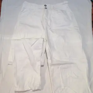 Vita byxor från Zara med vida ben. Säljer då de inte kommer till användning. Avslappnad fit 🤍