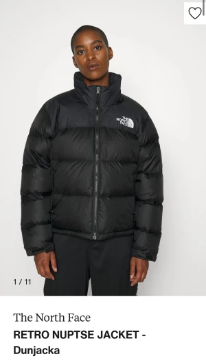 North face jacka - Modellen är Retro nuptse jacket dunjacka. En super snygg och varm jacka. Köpt för 1 år sen, inte använd jättemycket. Skicket är som nytt. Har en huva som man kan vika fram om det behövs. Storlek S true to size. Säljer för att jag inte brukar använda den.💕