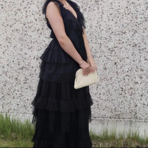 Balklänning - Säljer nu denna jättefina balklänning som endast är använd 1 gång. Köpt för 1400kr på Asos men den säljs inte längre. Märket är Lace & Beads. Den är i mycket fint skick! Storlek 38 (jag är 172cm för referens) Säljer den för 800kr.