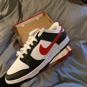 Dunk low red panda - Dunk low red panda, helt nya i box, storlek 38,5, pris 1300kr + 99kr📦